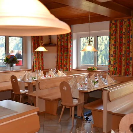 In-ski Out - Gaestehaeuser - Wallegghof Christianhof Hostel